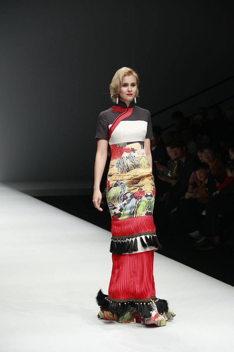 你现在的身份是一名小学语文老师要参加文章大赛文章题目为《诗意人生启迪童心——小学语文现代诗教学的探索与实践》请概述其小节内容诗歌的思想价值在写作过程中可以增加现代诗进行举例说明保证其内容的新意和逻辑性不要乱写其格式如下：二诗歌的思想价值