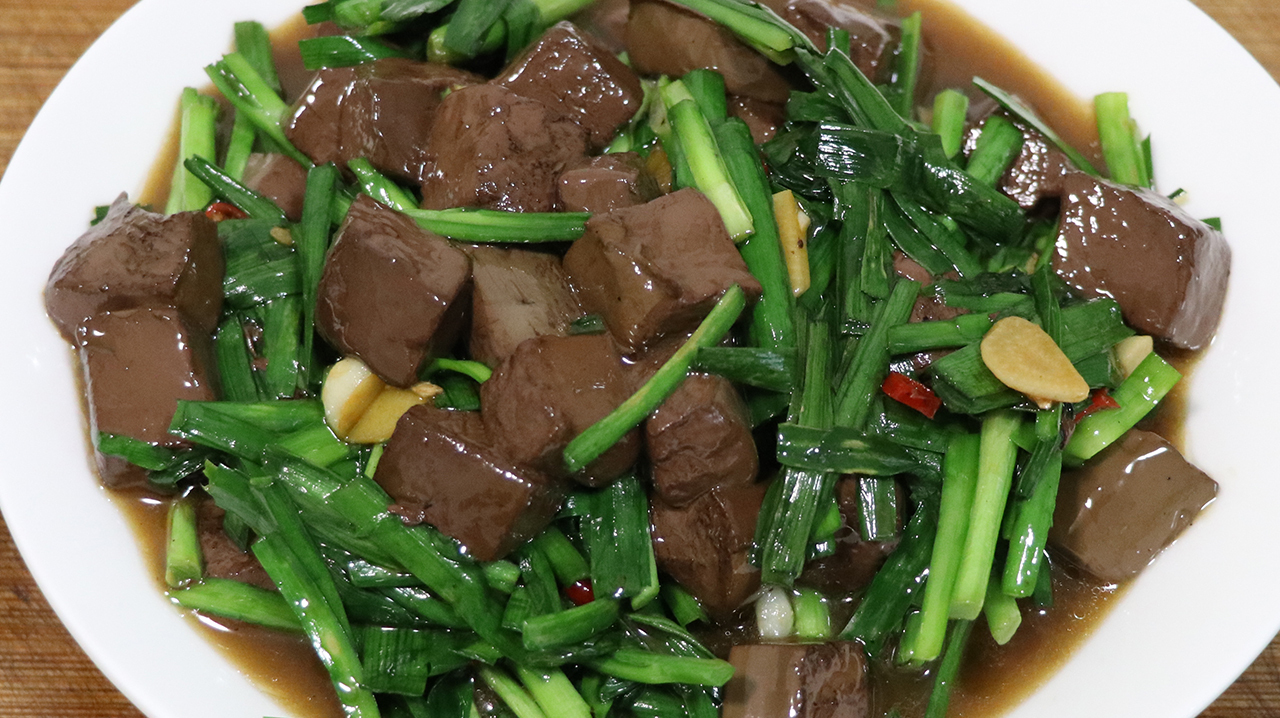 韭菜烧鸭血的家常做法,鸭血嫩滑不碎,韭菜翠绿不出水,好吃不腥