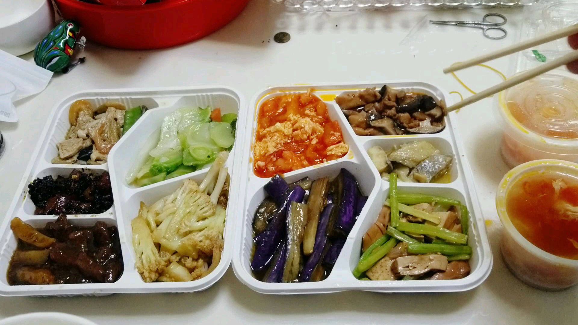 外卖40元至尊版“四荤六素”快餐,两碗汤,四碗饭,真的吃到撑
