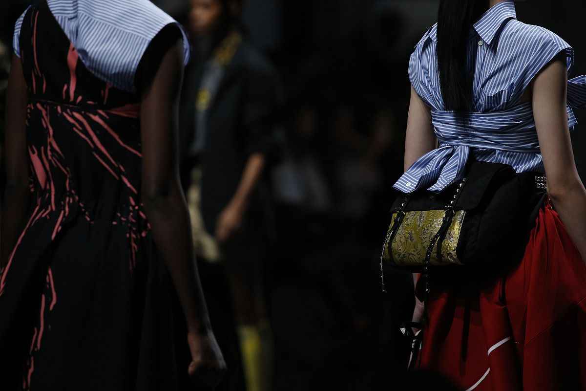 Prada 品牌形象策略深度解析：奢华、创新、时尚与高贵