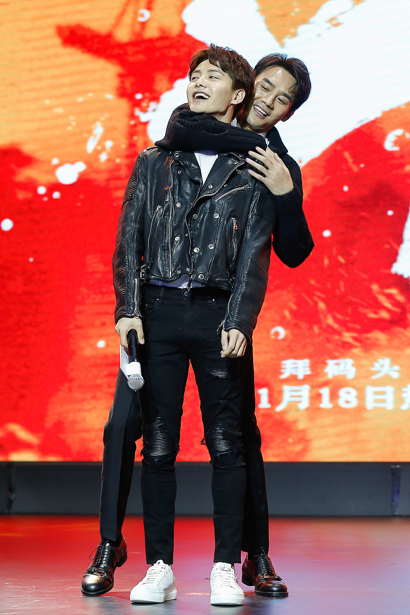 王凯"锁喉"马天宇上演后背杀画面太美 现场秀枪法满屏大长腿
