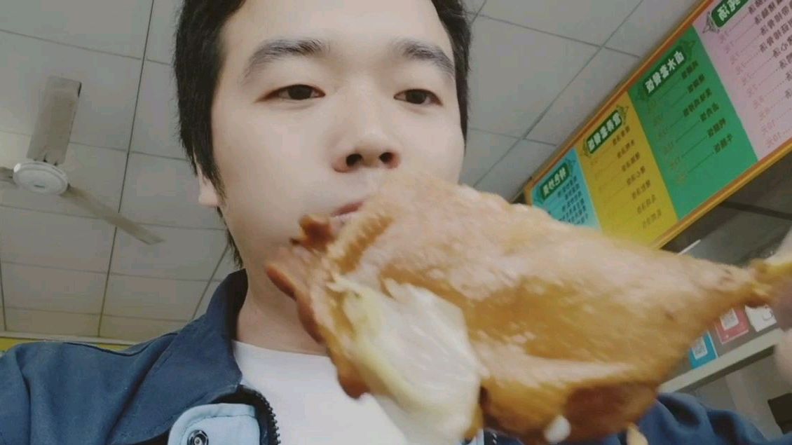 深圳东坑沙县小吃店里的鸭腿饭套餐十四块钱,没想到鸭腿这么大