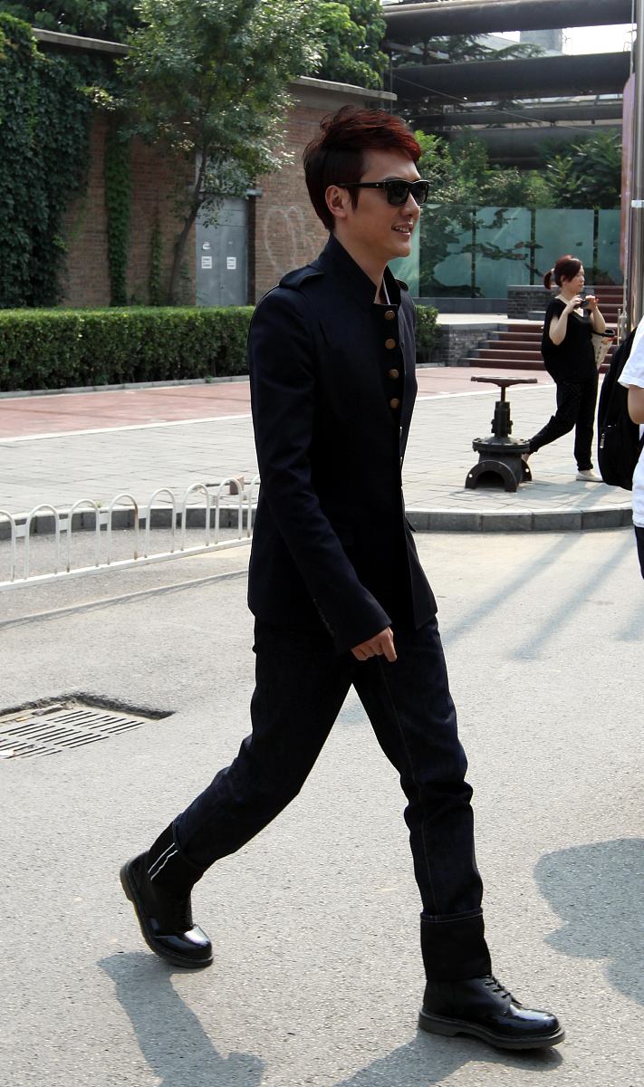 我有一双黑色的圆头皮鞋要怎么搭出休闲感？精确到衣服、裤子、配饰的样式和颜色