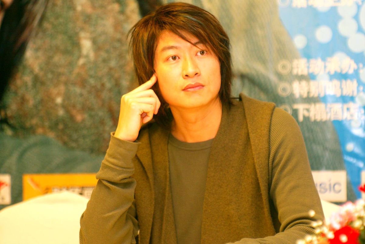2004年12月11日,台湾创作歌手游鸿明在重庆举行歌友会,与山城饭司亲切