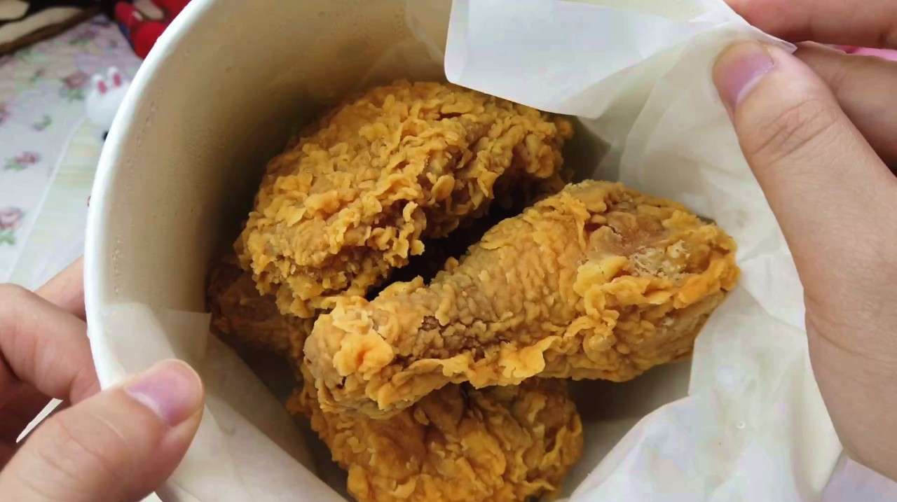 试吃德克士75元“炸鸡德意桶”,超大鸡腿酥脆诱人,真的太美味了