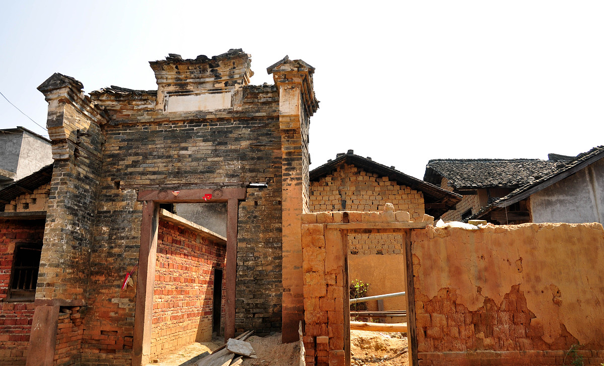 课题题目为《赣州市客家精神现状及其传承发展研究》要有本课题的从国内外相关研究中选择2~3个角度进行文献梳理切忌采用简单罗列方式并进行针对性评价。要有参考文献