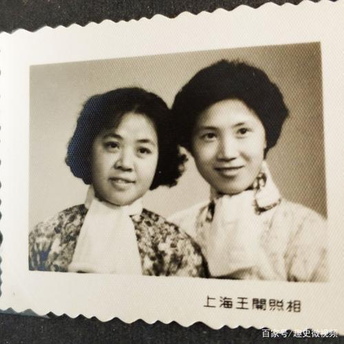 她是亲王格格，家境落败沦为戏子，抗战时成间谍杀害多名日寇