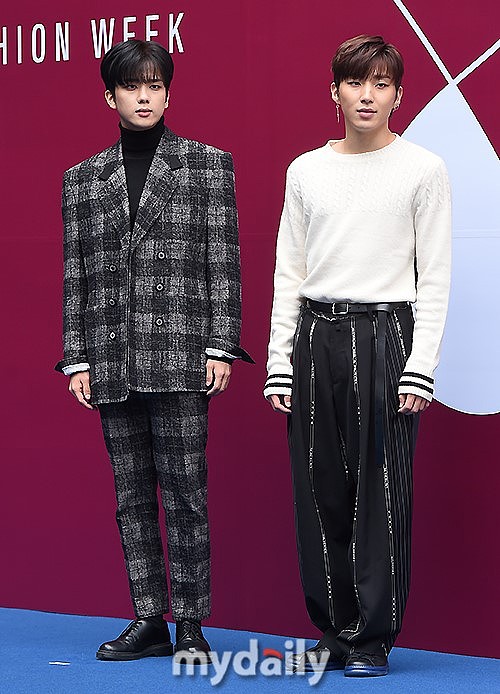 以明星和奢侈品作为主题根据以下内容编写一篇时尚资讯逻辑清晰不少于五百字：【PRADA 任命韩国男团 Enhypen 为新的品牌大使】近日PRADA 官方宣布韩国组合 Enhypen 的七名成员 Jungwon、Heeseung、Jay、Jake、Sunghoon、Sunoo 和 Ni-Ki 被选为新的品牌大使。在今年 1 月Enhypen 就曾经参与了在米兰举办的 2023 PRADA FW 时装