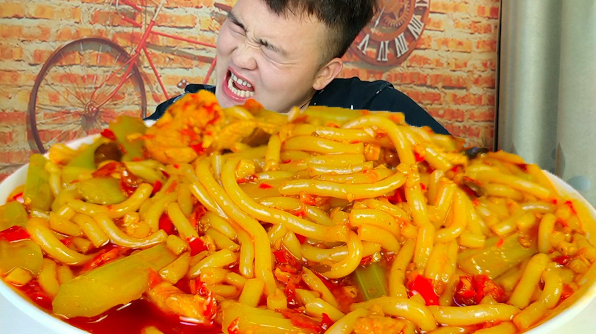 小伙挑战爆辣炒米粉,做好之后就后悔,这种辣度你能接受吗