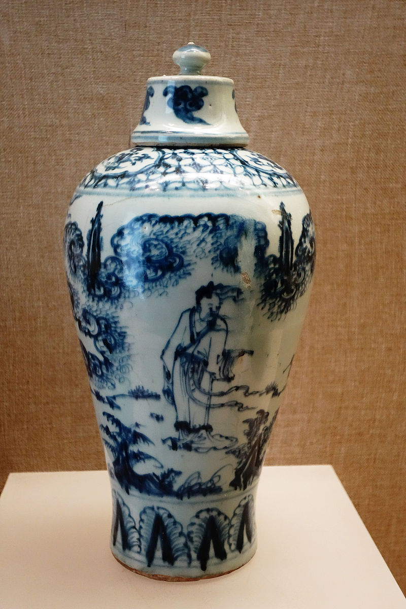2017年12月1日,广州,景德镇窑青花人物纹梅瓶,明代天顺年间瓷器,广东
