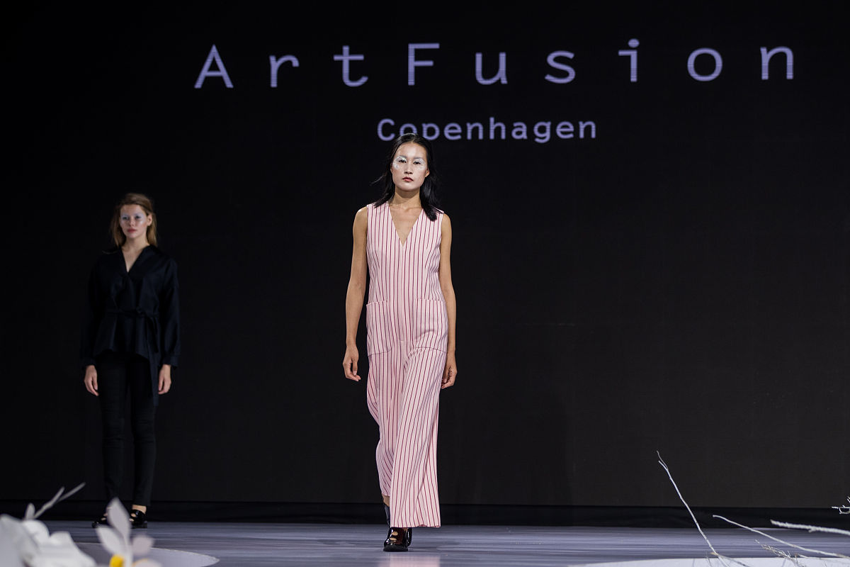 【某女装品牌】2023时装周：女性力量与时尚色彩的交融
