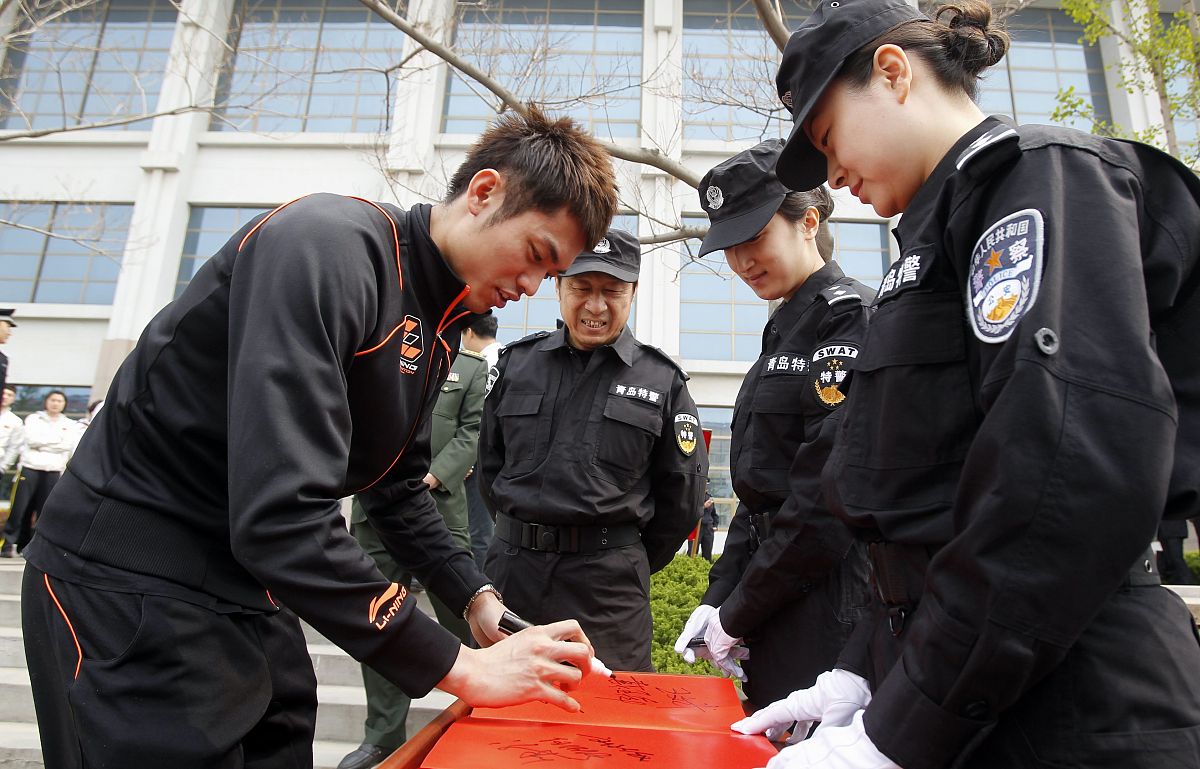 林丹(青岛媒体谢绝下载)2011年5月4日,山东青岛,中国国家羽毛球队参观