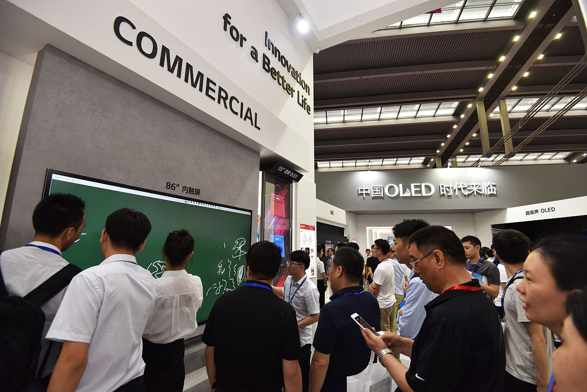 智能发光变色纺织品是一种将电子技术和纺织技术相结合的新型材料可通过外部环境因素实现材料颜色变化。其中电致变色因其能耗低、抗强光、动态色彩显示等特点成为智能交互研究的重点