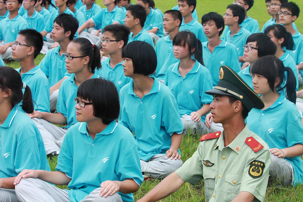 我是一名高二的老师 我需要在开学典礼上作为优秀教师发表对新同学的欢迎以及对未来的畅想 800-1000字的发言稿