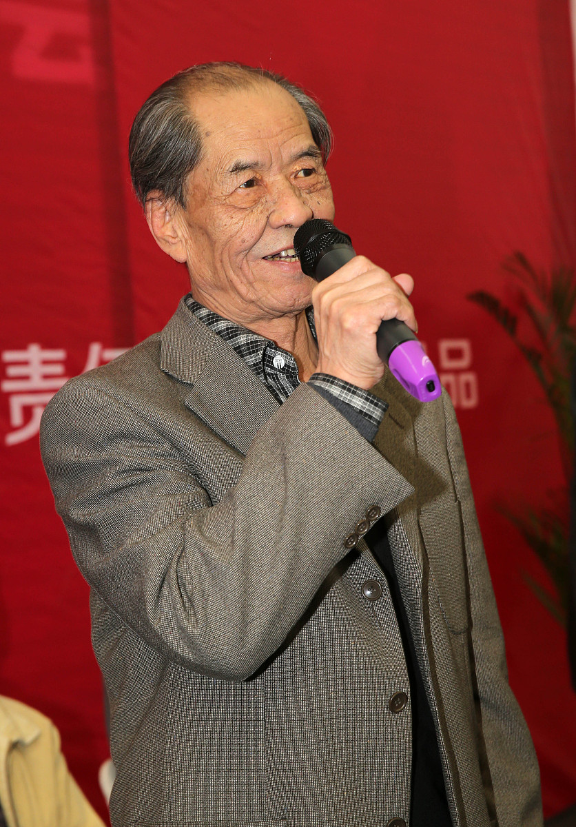 2013年10月26日,陕西省西安市,陈忠实西安签售第100种作品散文集《白