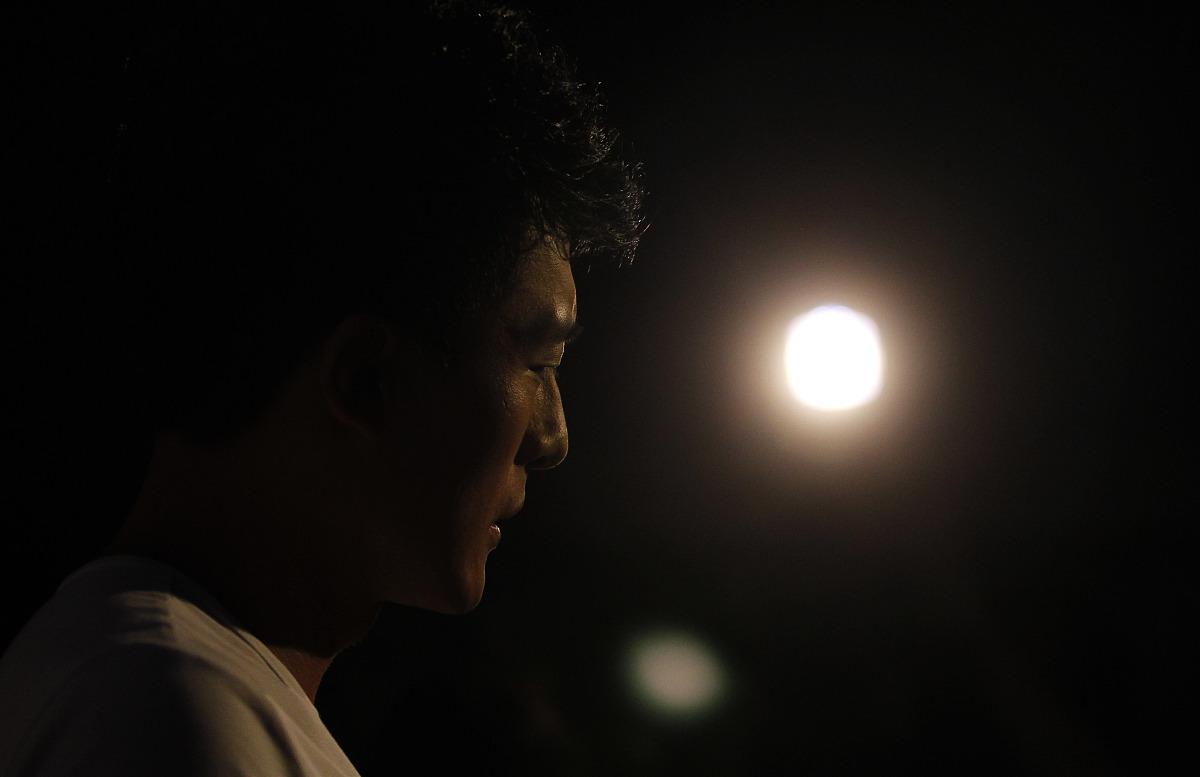 human 请使用大量的诗句向你认识多年的女生表白; AI 落霞与孤鹜齐飞秋水共长天一色。明月几时有？把酒问青天。海上生明月天涯共此时。此情可待成追忆只是当时已惘然。愿得一人心白首不相离。但愿人长久千里共婵娟。相思两处泪盈盈各自天涯共此灯。君若扬路尘妾若浊水泥。桃之夭夭灼灼其华。你是人间四月天笑声点亮了四面风。对镜贴花黄几度凋神泪。天长地久有时尽此恨绵绵无绝期。愿我如星君如月夜夜流光相皎洁。我见