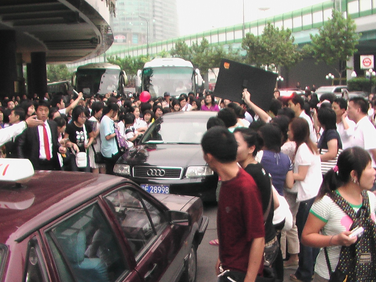 2008年9月12日,上海,韩国s.m.东方神起出席演唱会发布会.众多粉丝围堵