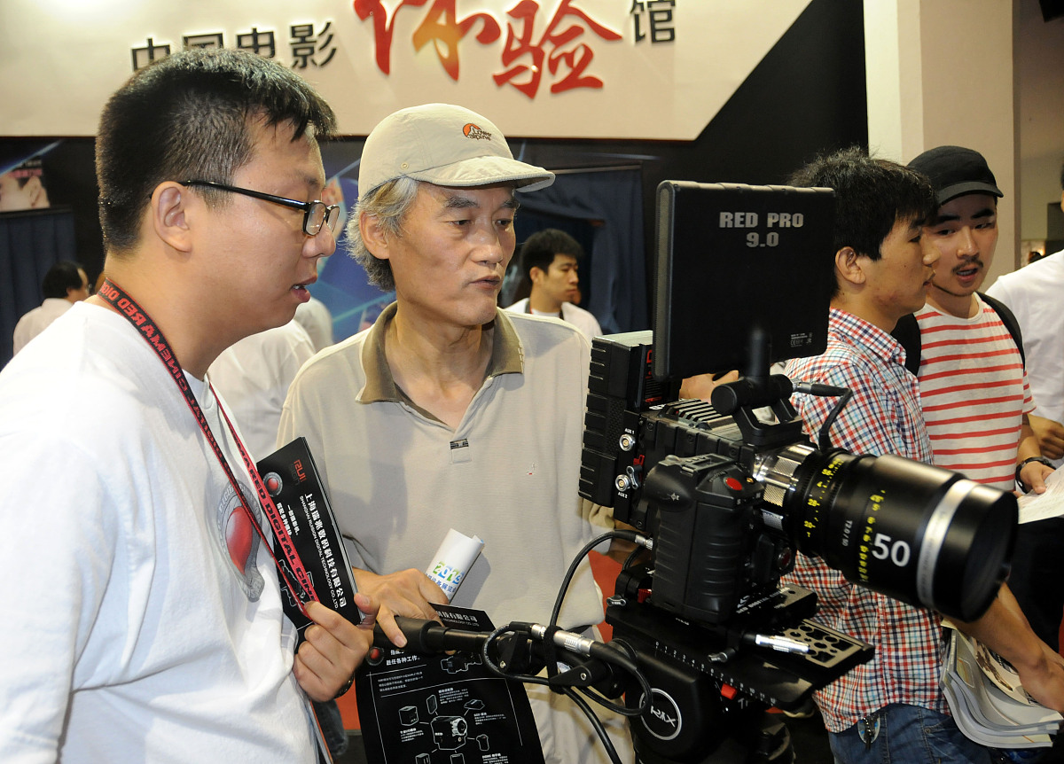 水平&垂直拍摄，创意无限：1/4螺纹和运动相机连接器，适应更多拍摄场景 - [产品名称]