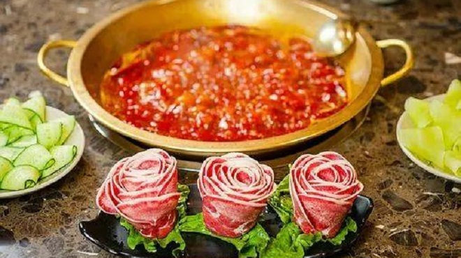 为什么吃火锅,盘子里要垫一片生菜,能吃吗?服务员道出其中猫腻