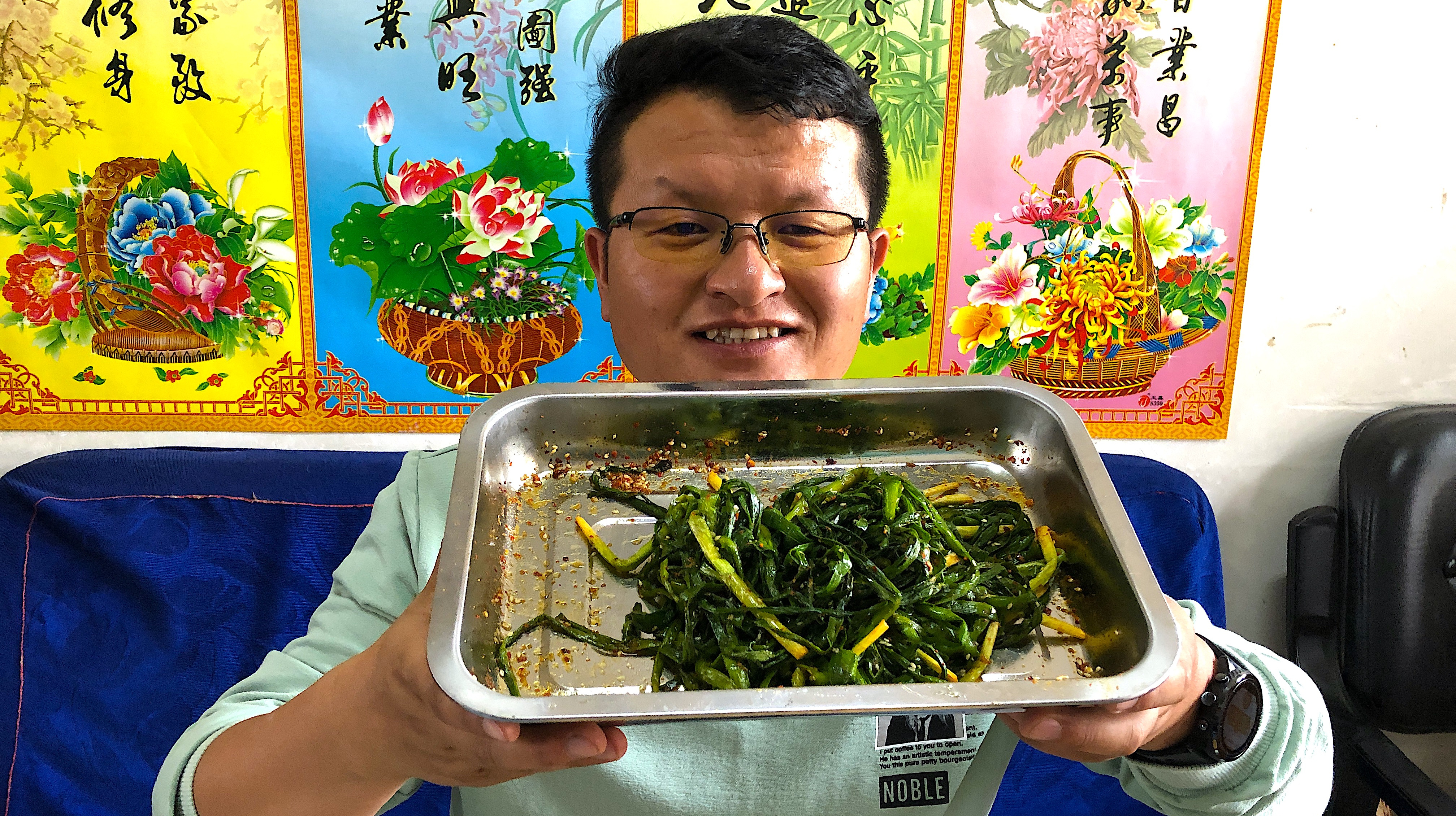 在家这样做烤韭菜吃,简单方便并且又美味,最重要没有烟熏味