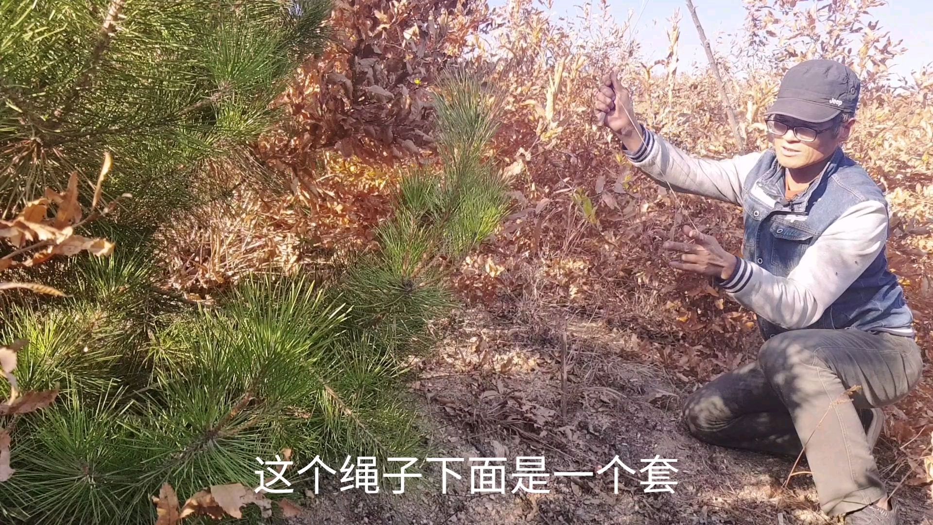 闲来没事,新农人小郑野外学着制作野鸡兔子扣