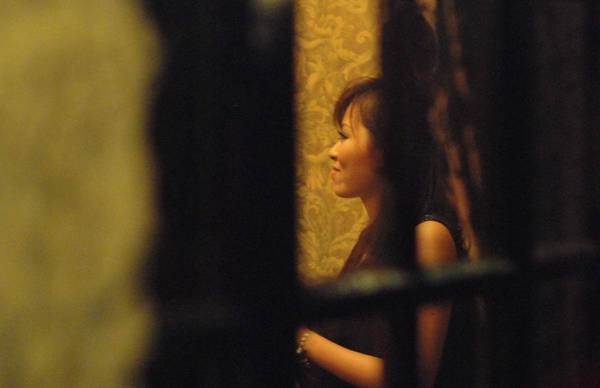 以王家卫导演的电影风格方式写一段独白黄昏下的长椅上有一位女生在等待她的爱人他们约好黄昏时分见面女生提前到了她开始回忆她与男生在一起的点点滴滴他们爱玩捉迷藏喜欢黄昏的颜色有快乐也有悲伤男生在约定好的黄昏时刻到达地方可女生走了女生在黄昏下失约了