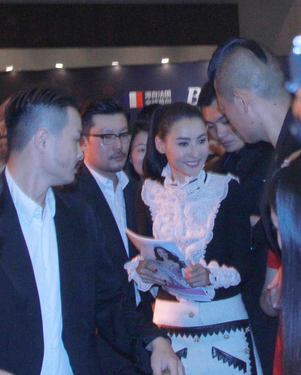 请你以张柏芝领证新欢曾霸占李小冉四年谢贤只能无奈认可!为题写一篇1600字左右的公众号文章分为九个自然段