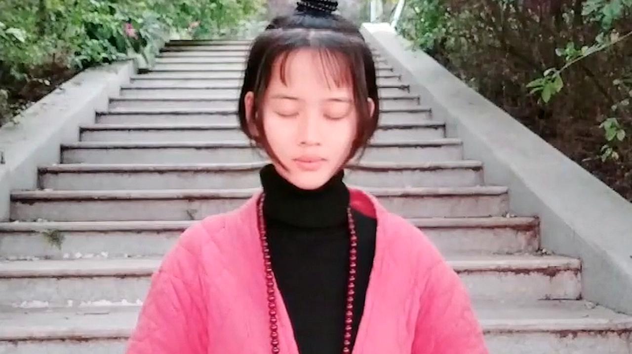 [图]90后美女求身心自在,皈依佛门成为在家居士,唱诵佛经涕泪交下