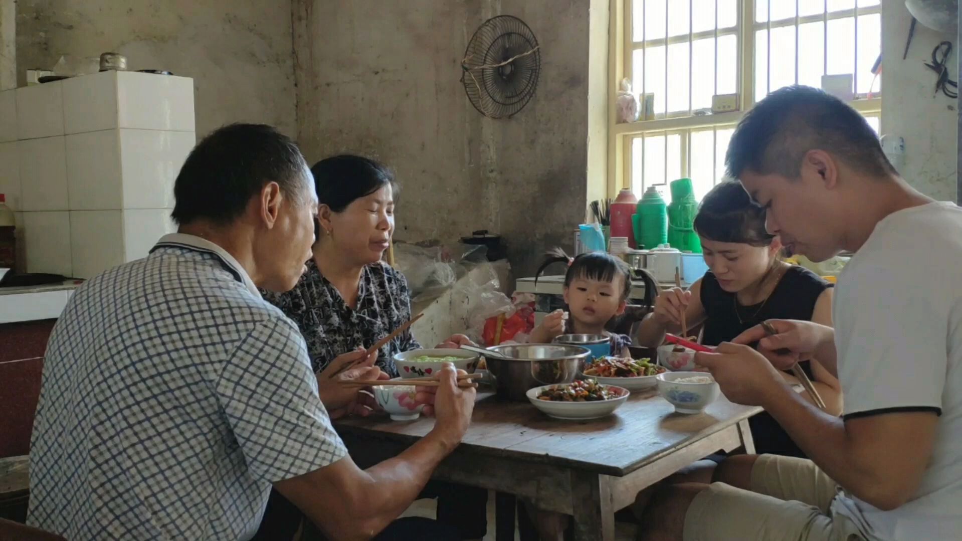 奶奶自制的干笋子炒腊肉凉拌藕片,一家人在一起吃什么都香。