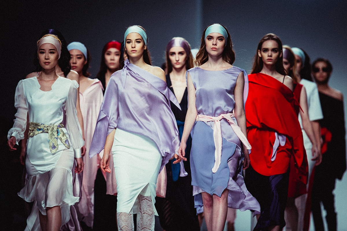 新潮时尚：探索年轻人的独特风格和审美趋势