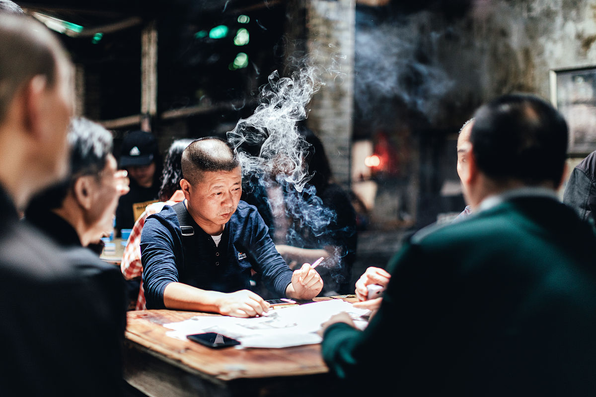 为何《茶馆》中秦二爷说要告诉年轻人要吃喝嫖赌及时行乐