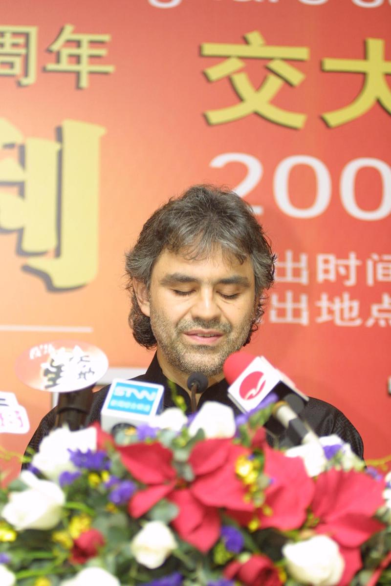 2003年12月1日,意大利盲人歌唱家安德烈-波切利(andrea bocelli)在上