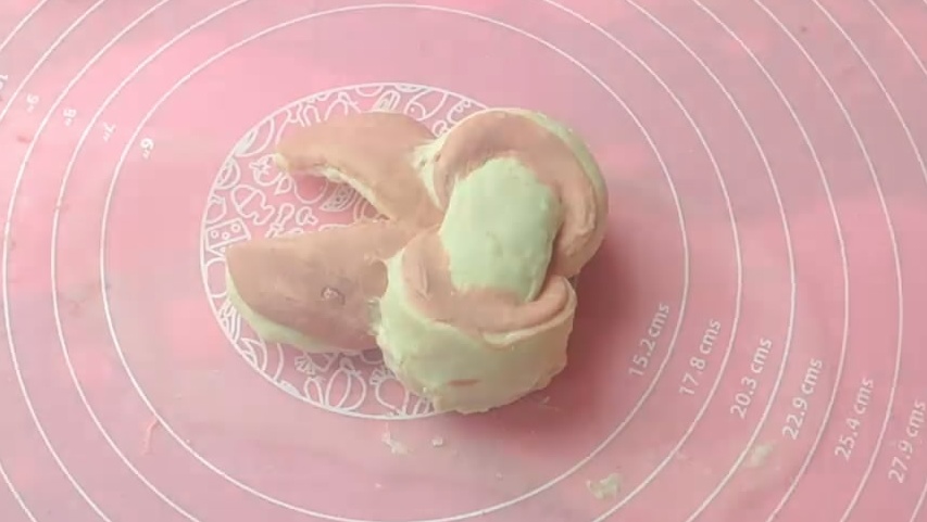 成本不到两元,轻切一刀,就能做出面包店里可爱的兔子馒头