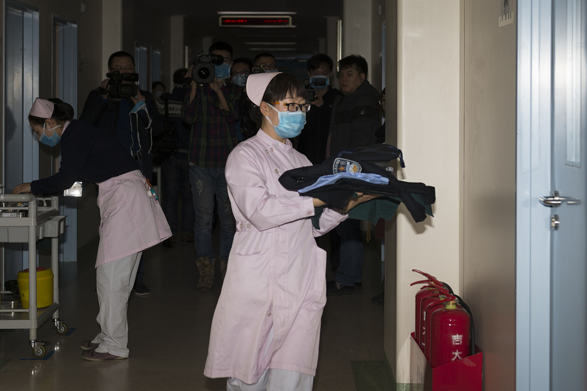 你好写一个实验室安全急救包扎的演练过程 参与对象为老师和同学1 开始前老师向学生介绍实验室安全急救包和包扎技术并讲解应急处理流程。2 老师挑选一位同学充当受伤者模拟现实场景。该同学需要扮演受伤者的角色假装受伤并需要包扎。3 老师向其他同学演示如何正确佩戴手套、洗手、消毒伤口等必要措施。4 老师指导同学取出急救包内的伤口清洁液、止血布、绷带等物品说明各个物品的作用。5 老师开始给受伤同学进行包扎操作