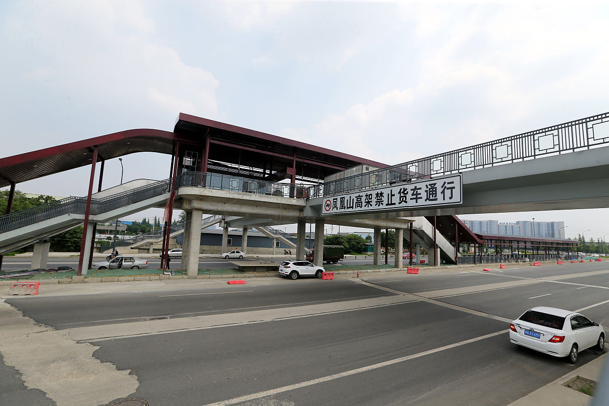 2017年6月6日,成都,凤凰山高架桥brt快速公交即将运行"共设置了7个站