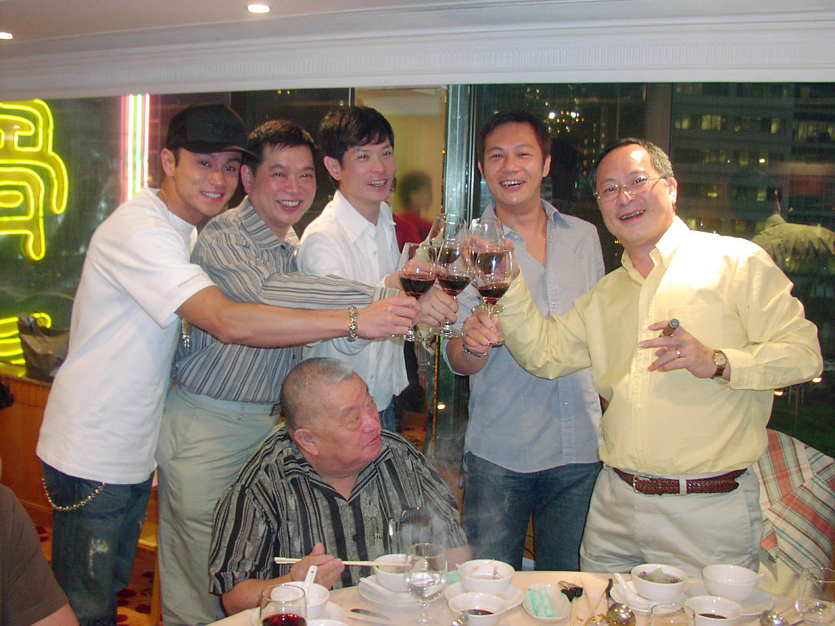 单位领导部门同事一起聚餐时提酒该说些什么敬酒词