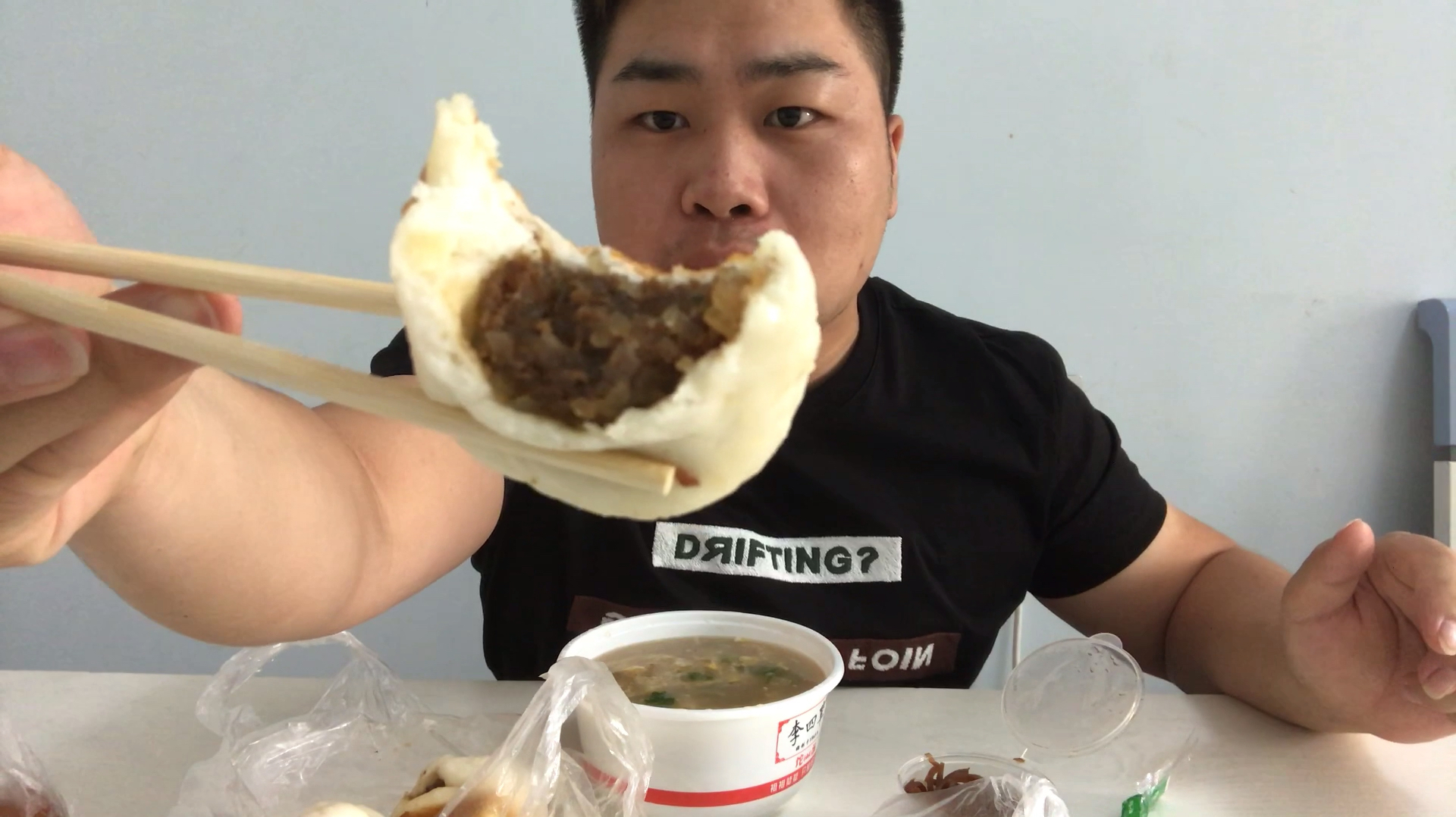 花21元试吃河南有名的小吃,看到包装我懵了,名字我都拼不出来。