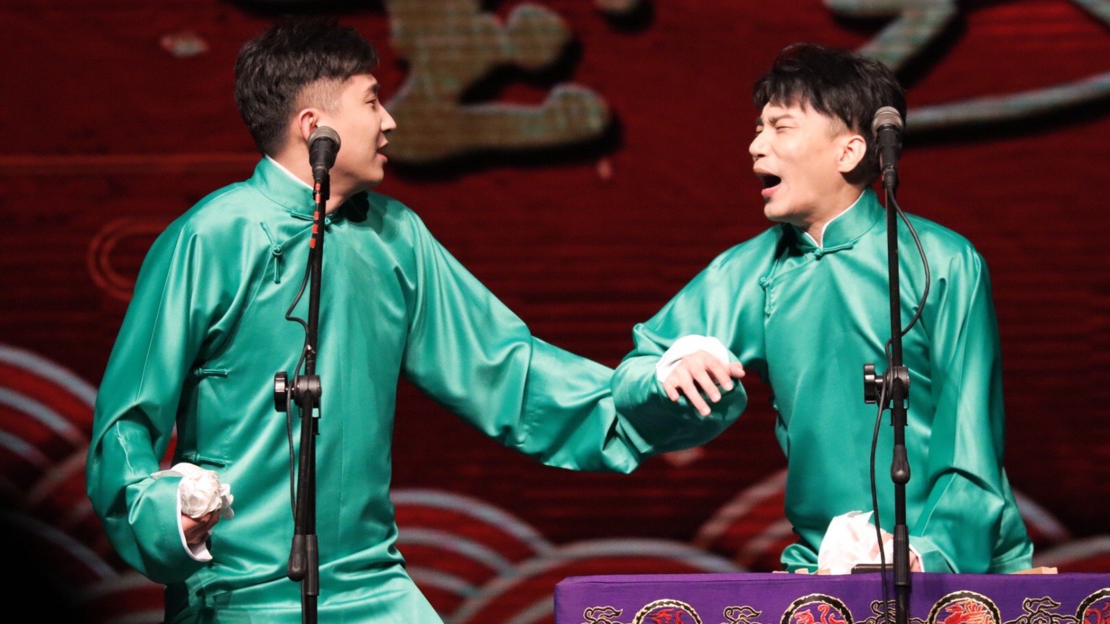 九熙头发甩甩问我的包袱美妙吗?九华擦擦眼睛,都快要感动哭了!