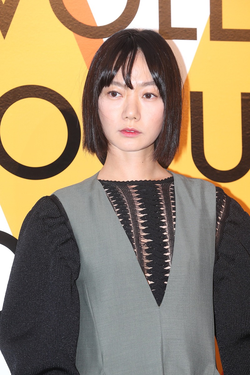 崔雪莉吊带t短裙秀美腿眼神魅惑撩人 孔刘帅气有型,裴斗娜臃肿