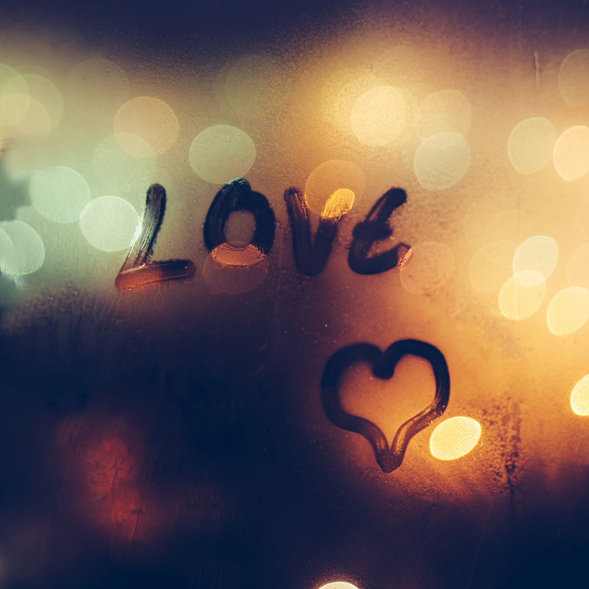 高级浪漫一点表达出这句话的意思：可以乱想但不要担心我很爱你