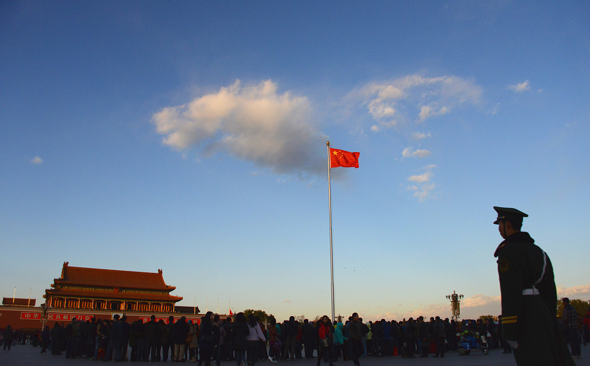 ***_***  2013年11月17日,在一股较强冷空气的作用下,北京再现碧天如