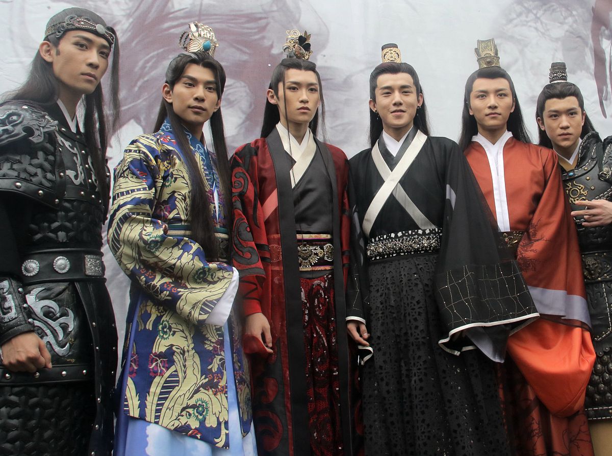 请设计一个古装大反派人设详细描述外貌包括五官形状大小排布衣着打扮发型饰品妆容颜色特色。另外请概括一下他的身份背景和性格特点。