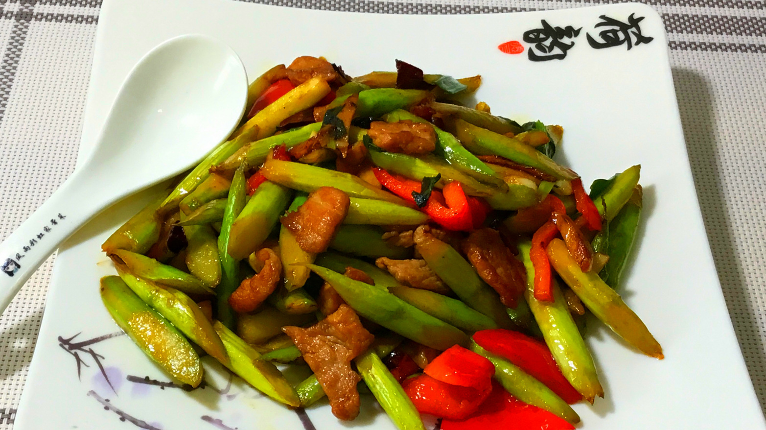 风雨彩虹家常菜系列,简单鲜笋子炒肉,特别下饭,还好吃