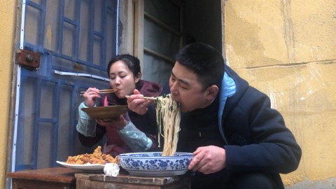 一斤手擀面,2斤五花肉,老婆下厨做酥肉面,小厨就着大蒜吃嗨了