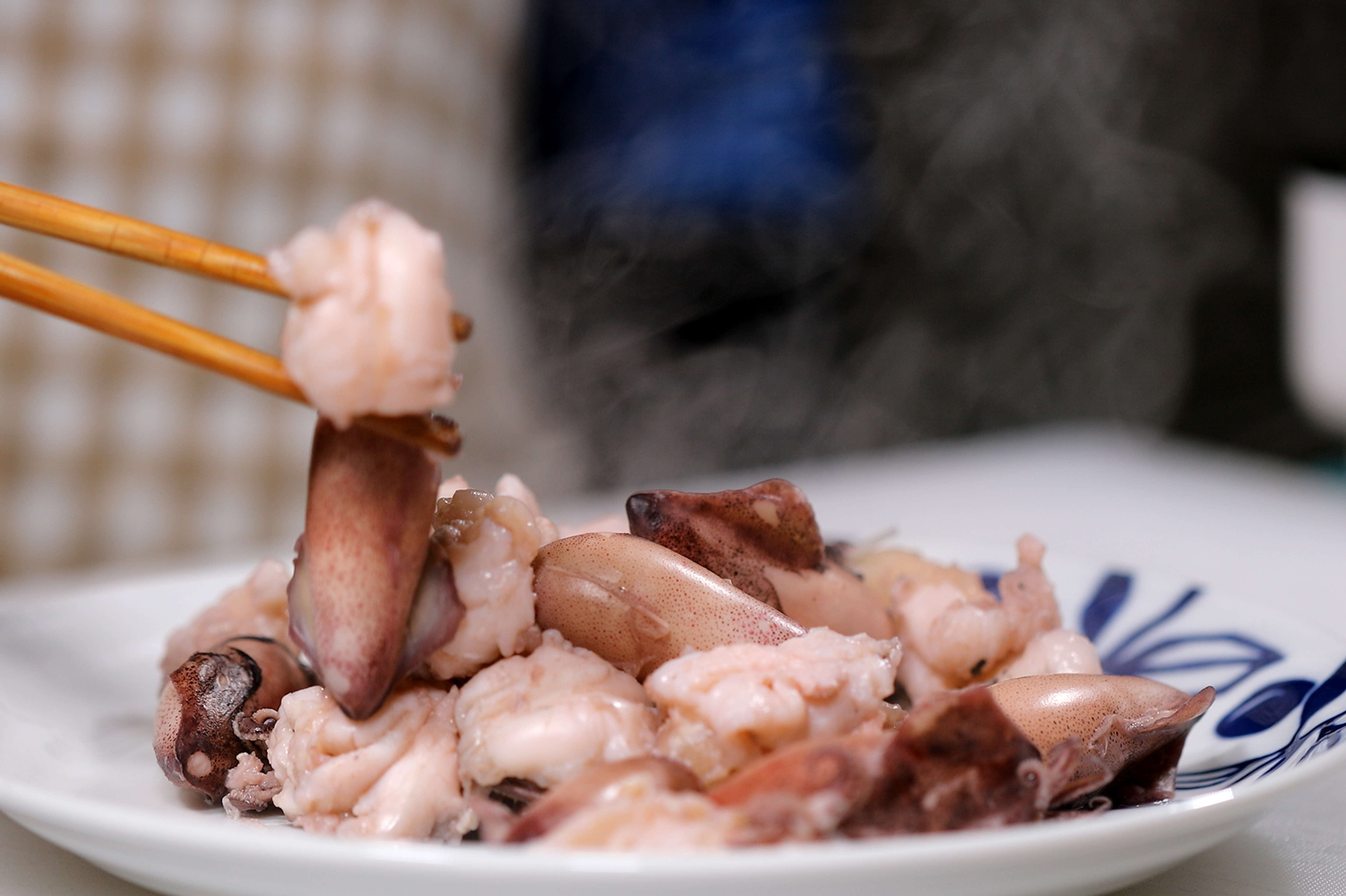 肥美的小鱿鱼仔用开水煮一下,出来的味道非常原汁原味