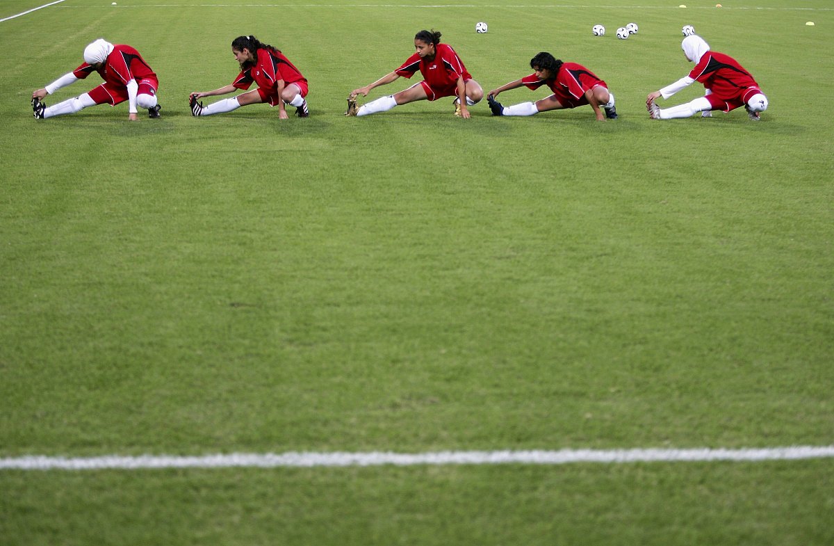 写一份脚内侧传球的基础要领 300字