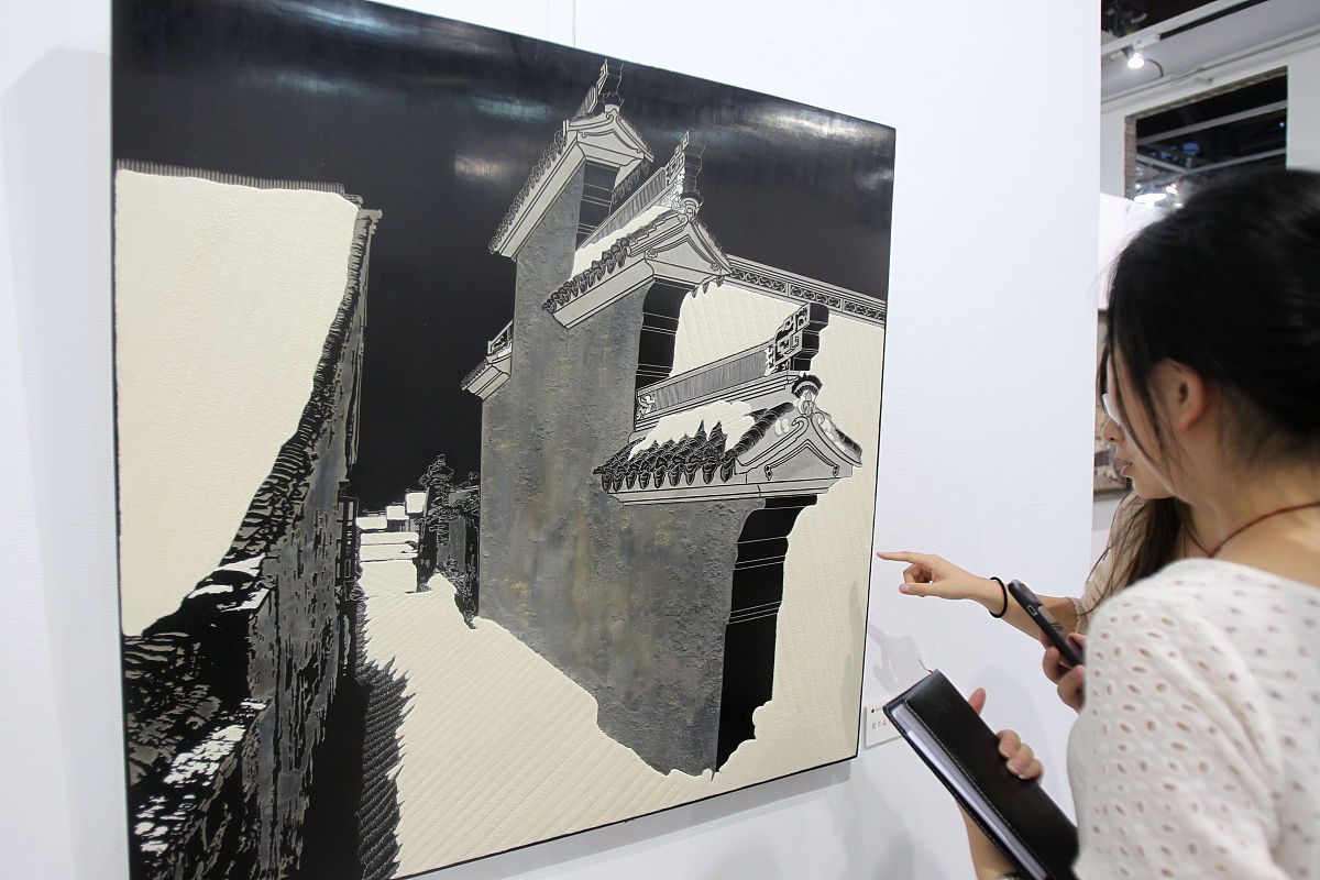   2013年9月5日 ,江苏南通,参观者在中国当代漆艺展现场参观由大漆,螺