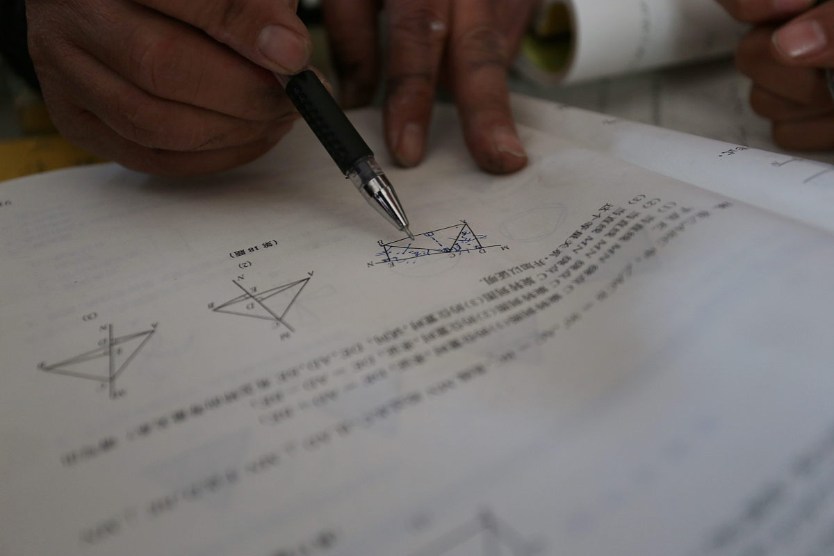 ***_***2015年12月23日,安徽省蚌埠市,下课的时候,孟劢老师在辅导学生