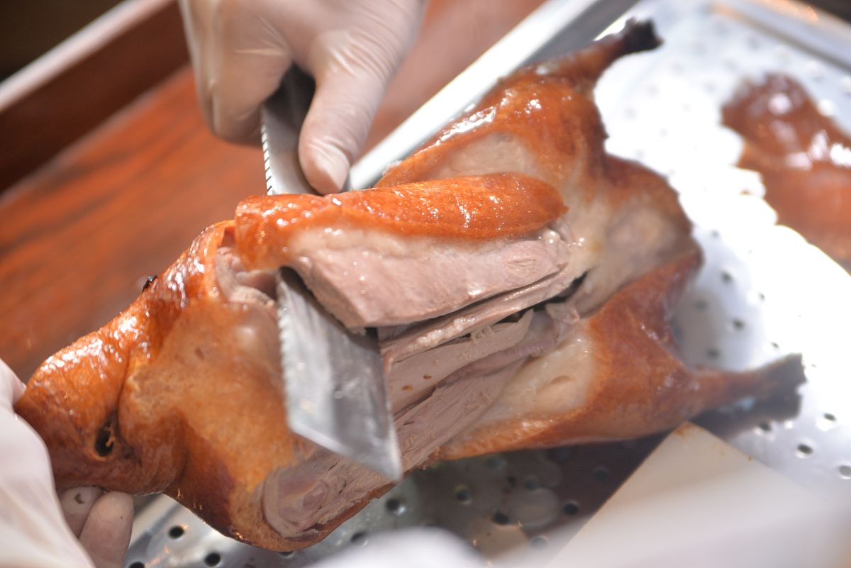 铁板烤鸭如何在腌制的中药水中加入糖色一起腌制需要加入多少糖色烤出来颜色才能和烧鸭的颜色相近？