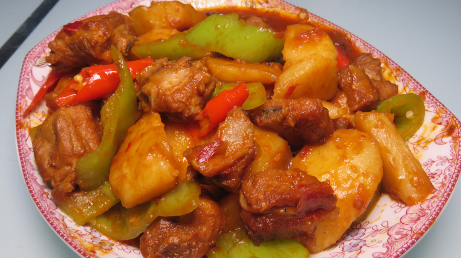 土豆和排骨这样烧才好吃,肉质鲜嫩,营养美味又下饭!